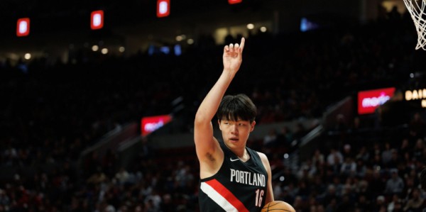 开云登录线上-杨瀚森NBA生涯季后赛首胜：全场遭弃用躺赢 回主场后能否登场？