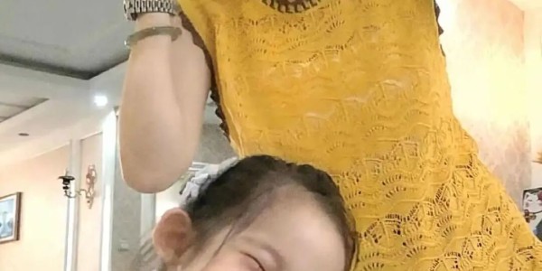 开云娱乐-网红王炸姐直播时去世！仅39岁，黑色外套像件寿衣，女儿才四岁！