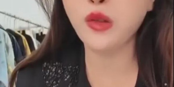开云娱乐-网红王炸姐直播时去世！仅39岁，黑色外套像件寿衣，女儿才四岁！
