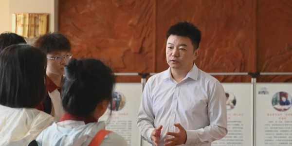 开云-39岁山西网红“王炸姐”直播时突然大喊“难受”，脑干出血送医抢救仍不幸离世，义工协会会长：她参加公益活动已有七八年