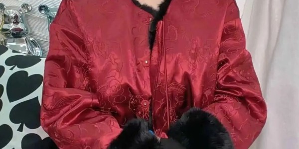 开云娱乐-网红王炸姐直播时去世！仅39岁，黑色外套像件寿衣，女儿才四岁！