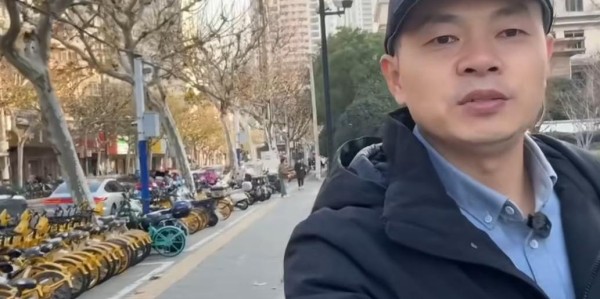 开云-上海40岁双胞胎兄弟，同居30年不结婚，哥哥扮演老公 弟弟是老婆