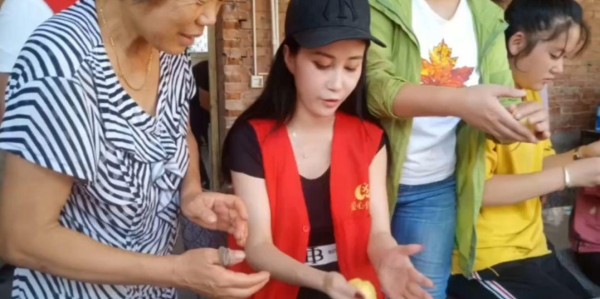 开云-39岁山西网红“王炸姐”直播时突然大喊“难受”，脑干出血送医抢救仍不幸离世，义工协会会长：她参加公益活动已有七八年