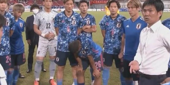 开云体育-【夜读】那边高价引援，这边逼德容降薪，巴萨好手段！