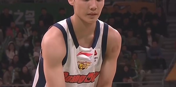 开云体育-广东3消息！徐杰自曝伤情未愈，朱芳雨引援生变，崔永熙复出推迟