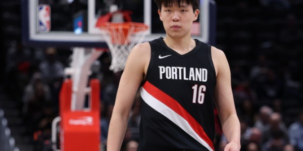 开云登录线上-杨瀚森NBA生涯季后赛首胜：全场遭弃用躺赢 回主场后能否登场？