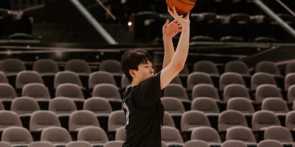 开云登录线上-杨瀚森NBA生涯季后赛首胜：全场遭弃用躺赢 回主场后能否登场？