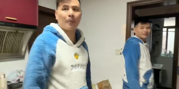 开云-上海40岁双胞胎兄弟，同居30年不结婚，哥哥扮演老公 弟弟是老婆