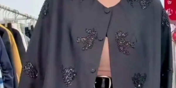 开云娱乐-网红王炸姐直播时去世！仅39岁，黑色外套像件寿衣，女儿才四岁！